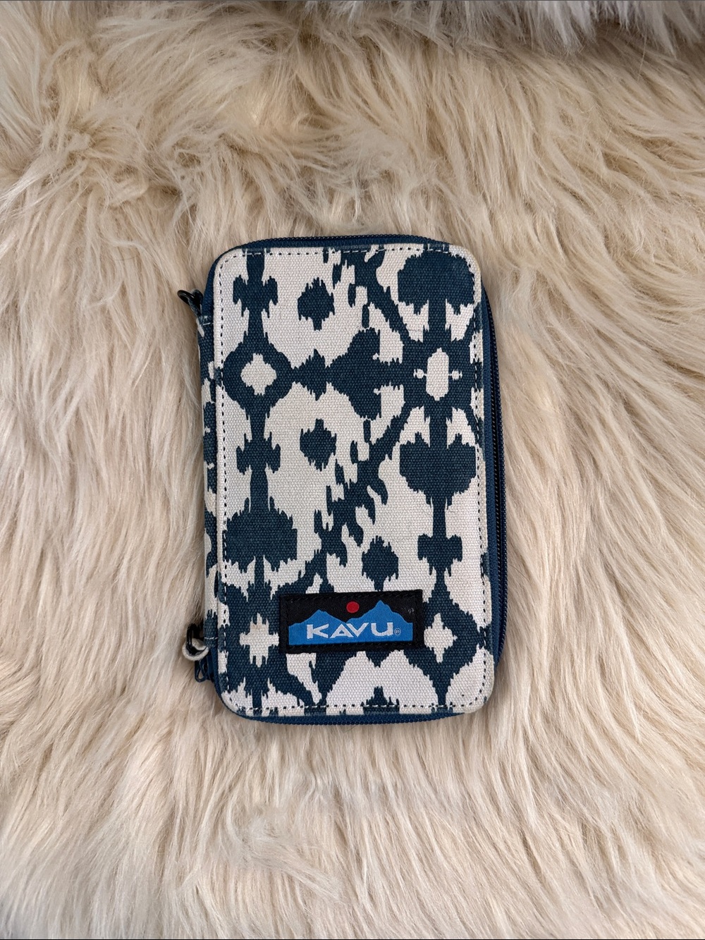 Kavu Canvas Zip Pouch in Navy and White Ikat